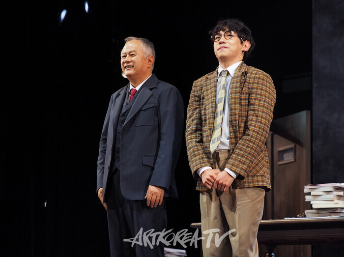 연극 '웃음의 대학' 커튼콜(검열관 역 송승환, 작가 역 신주협). 2024.06.02 사진 ⓒ아트코리아방송 이용선 기자​