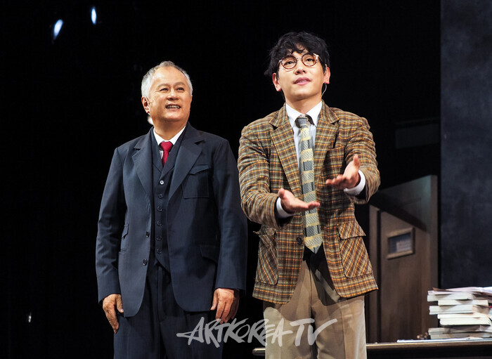 연극 '웃음의 대학' 커튼콜(검열관 역 송승환, 작가 역 신주협). 2024.06.02 사진 ⓒ아트코리아방송 이용선 기자​