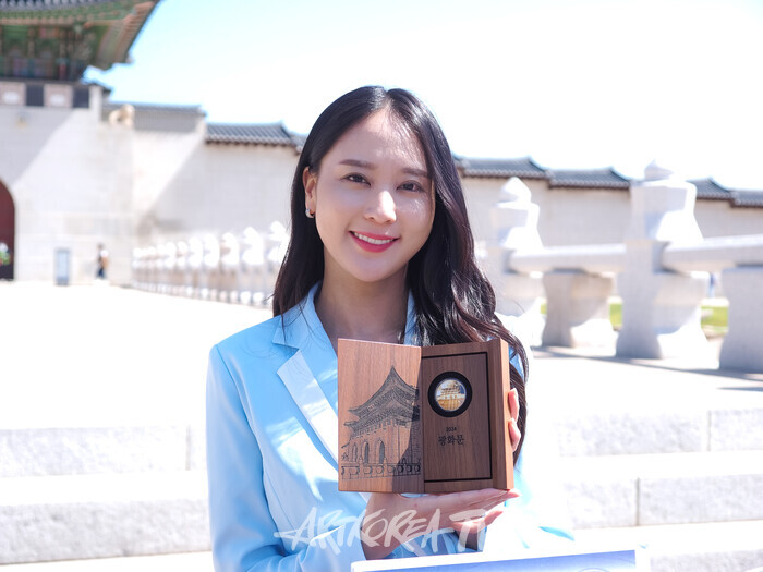 약 100년 만에 복원된 광화문 월대를기념하는 광화문 기념메달 포토세션 행사가 4일 오전 서울 종로구 광화문 월대앞에서 진행됐다. 2024.06.04 사진 ⓒ아트코리아방송 이용선 기자