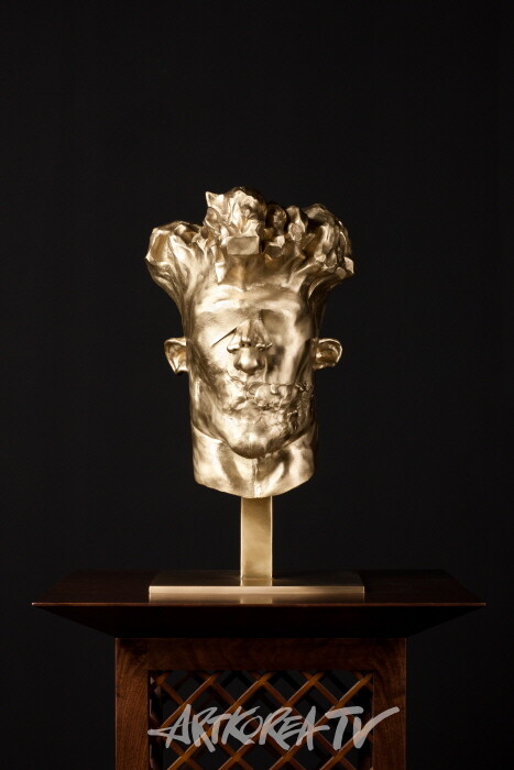 김인배 -[무거운 빛은 가볍다-왕관(Crown)], 2014, 황동, 40x30x57(h)cm