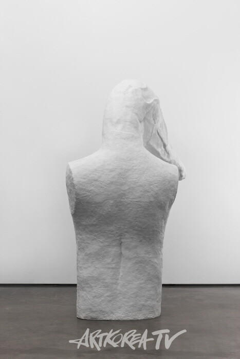 김인배 -[읽어라(read)], 2013, 레진, 90x150x190(h)cm