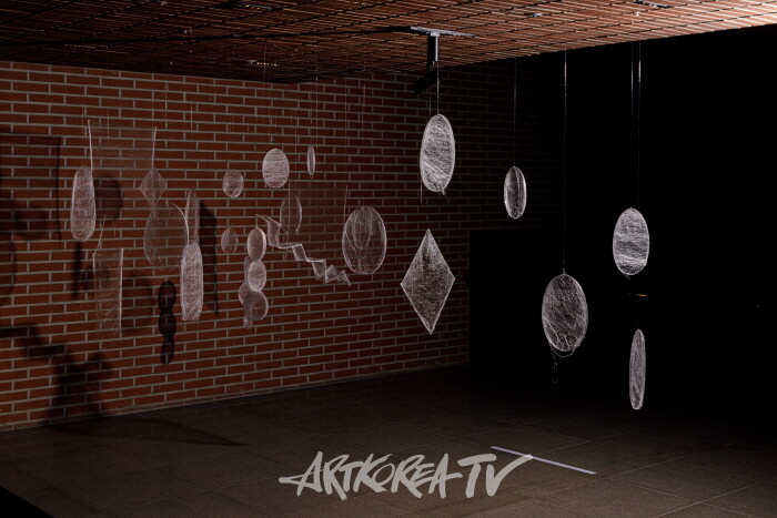 공기는 귀가 되고 귀는 눈이 된다, 접착제PVC, 가변크기, 2020(사진 타별_photo by tabial)