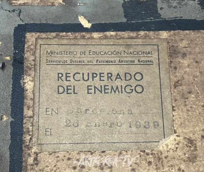 1939년 에드가 드가의 뒷면에 있는 라벨인 Éloge du Maquillage (1876)에는 카탈로니아어로 "적에게서 회복됨"이라고 적혀 있다.