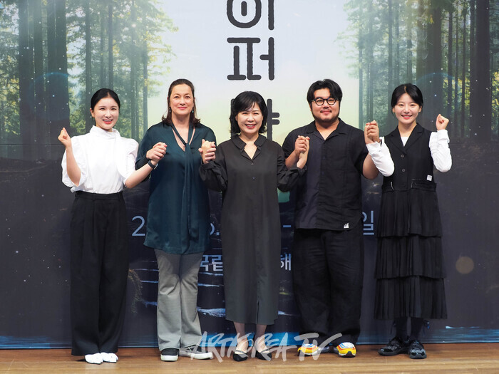 국립창극단 신작 '만신 : 페이퍼 샤먼' 기자간담회(사진 왼쪽부터 국립창극단 박경민, 연출 박칼린, 국립창극단 예술감독 겸 단장 유은선, 국립창극단 유태평양(작창보), 국립창극단 김우정) 2024.05.29 사진 ⓒ아트코리아방송 이용선 기자​