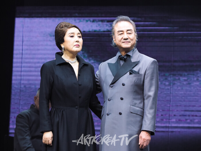 연극 '햄릿' 프레스콜(클로디어스 역 정동환, 거트루드 역 김성녀). 2024.06.13 사진 ⓒ아트코리아방송 이용선 기자