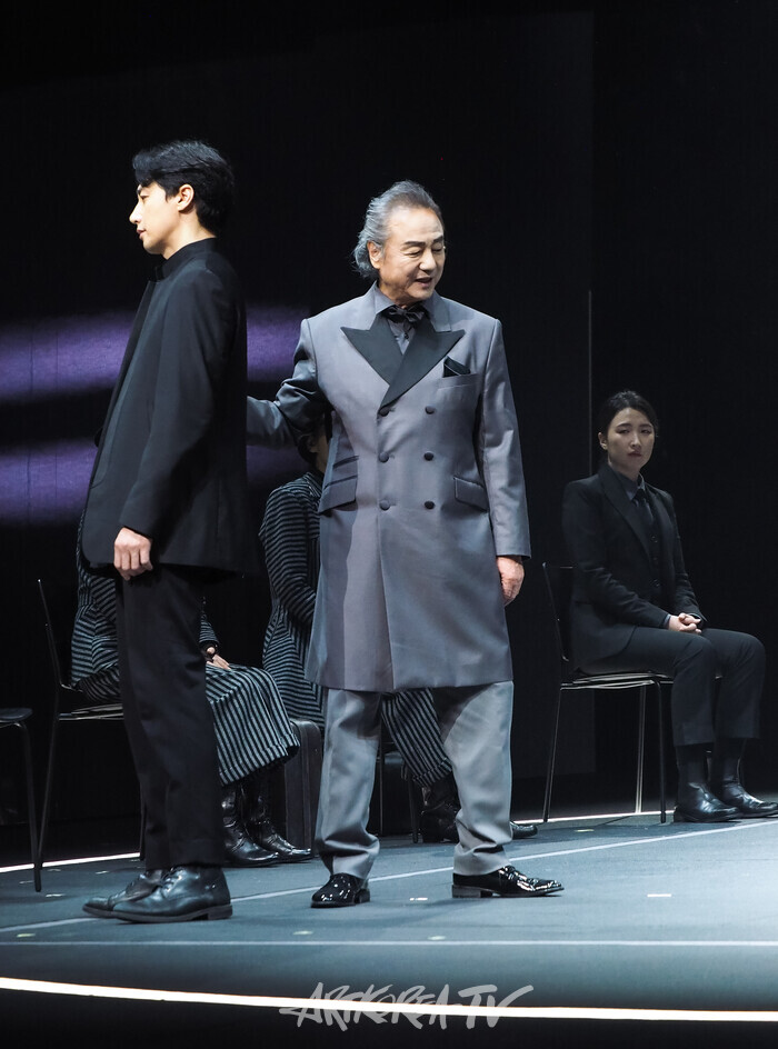 연극 '햄릿' 프레스콜(클로디어스 역 정동환, 햄릿 역 강필석). 2024.06.13 사진 ⓒ아트코리아방송 이용선 기자