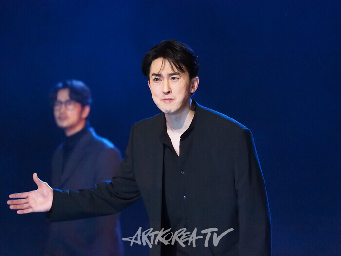 연극 '햄릿' 프레스콜(햄릿 역 강필석, 레어티즈 역 정환). 2024.06.13 사진 ⓒ아트코리아방송 이용선 기자