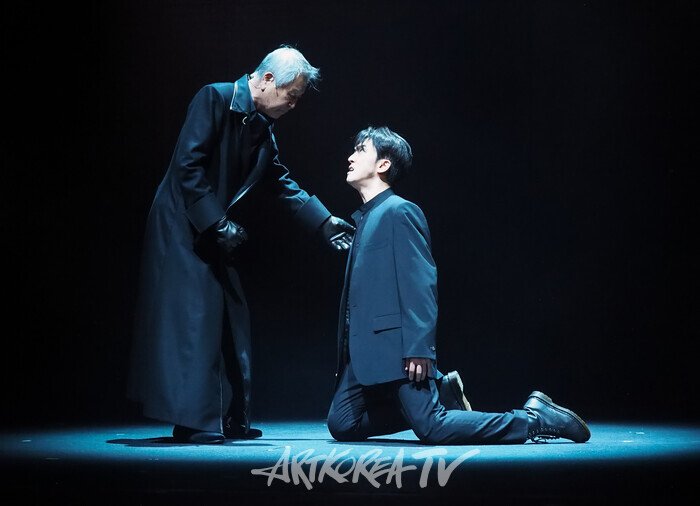 연극 '햄릿' 프레스콜(햄릿 역 강필석, 선왕 역 이호재). 2024.06.13 사진 ⓒ아트코리아방송 이용선 기자