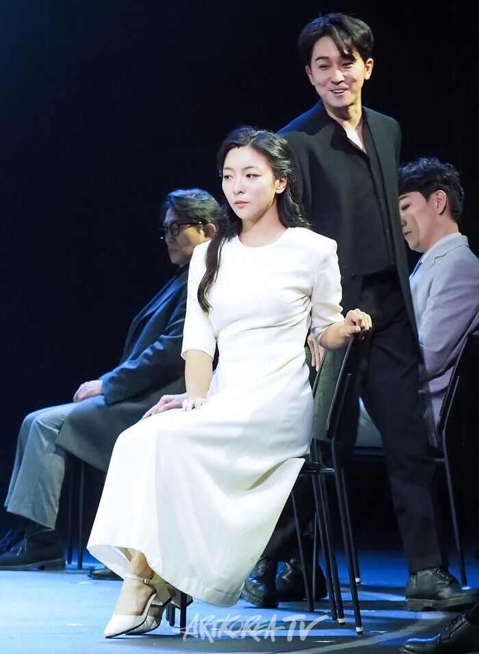 연극 '햄릿' 프레스콜(햄릿 역 강필석, 오필리어 역 루나). 2024.06.13 사진 ⓒ아트코리아방송 이용선 기자