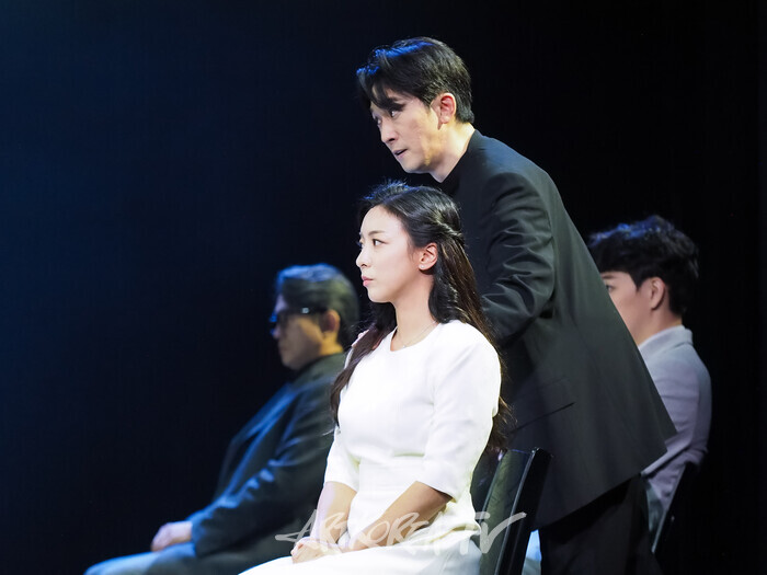 연극 '햄릿' 프레스콜(햄릿 역 강필석, 오필리어 역 루나). 2024.06.13 사진 ⓒ아트코리아방송 이용선 기자