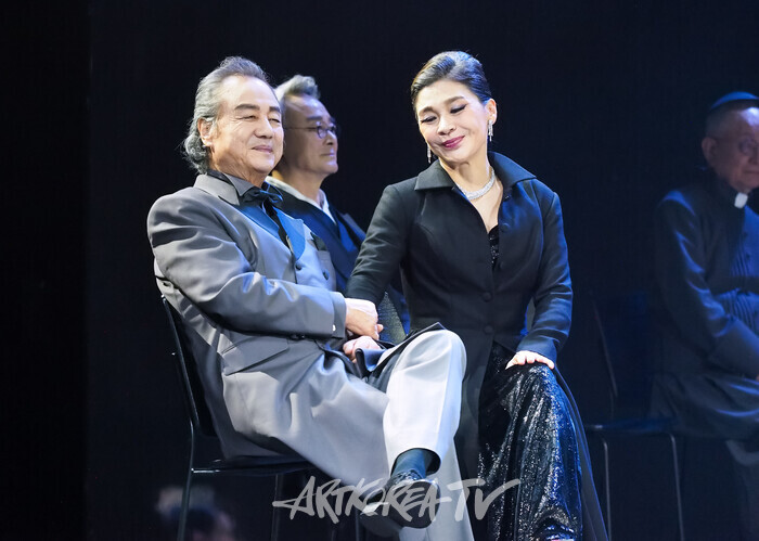 연극 '햄릿' 프레스콜(클로디어스 역 정동환, 거트루드 역 길해연). 2024.06.13 사진 ⓒ아트코리아방송 이용선 기자