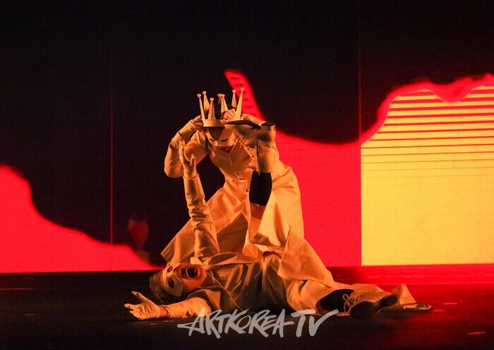 연극 '햄릿' 프레스콜(박정자, 정경순). 2024.06.13 사진 ⓒ아트코리아방송 이용선 기자