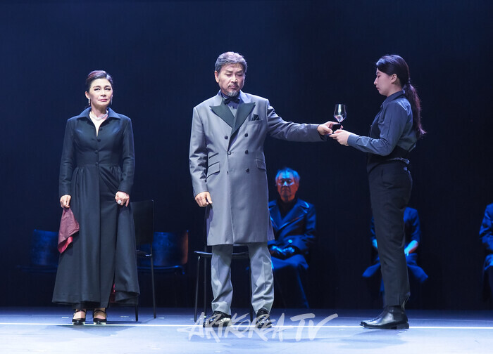 연극 '햄릿' 프레스콜(거트루드 역 길해연, 클로디어스 역 길용우). 2024.06.13 사진 ⓒ아트코리아방송 이용선 기자