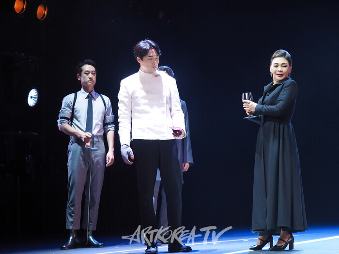 연극 '햄릿' 프레스콜(햄릿 역 이승주, 거트루드 역 길해연). 2024.06.13 사진 ⓒ아트코리아방송 이용선 기자