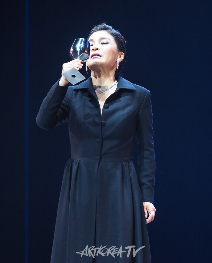 연극 '햄릿' 프레스콜(거트루드 역 길해연). 2024.06.13 사진 ⓒ아트코리아방송 이용선 기자