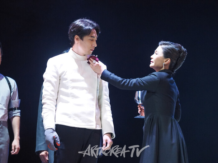 연극 '햄릿' 프레스콜(햄릿 역 이승주,  거트루드 역 길해연). 2024.06.13 사진 ⓒ아트코리아방송 이용선 기자