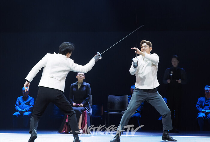 연극 '햄릿' 프레스콜(햄릿 역 이승주, 레어티즈 역 양승리). 2024.06.13 사진 ⓒ아트코리아방송 이용선 기자