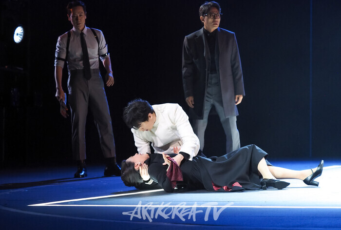 연극 '햄릿' 프레스콜(햄릿 이승주, 거트루드역 길해연, 호레이쇼 역 박윤희). 2024.06.13 사진 ⓒ아트코리아방송 이용선 기자