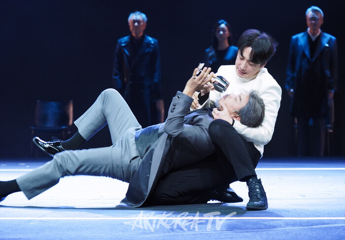 연극 '햄릿' 프레스콜(햄릿 역 이승주, 클로디어스 역 길용우). 2024.06.13 사진 ⓒ아트코리아방송 이용선 기자