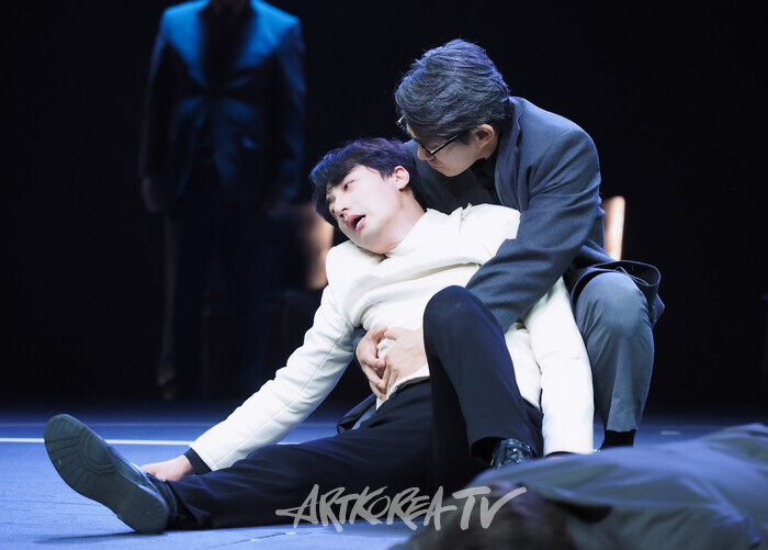 연극 '햄릿' 프레스콜(햄릿 역 이승주, 호레이쇼 역 박윤희). 2024.06.13 사진 ⓒ아트코리아방송 이용선 기자