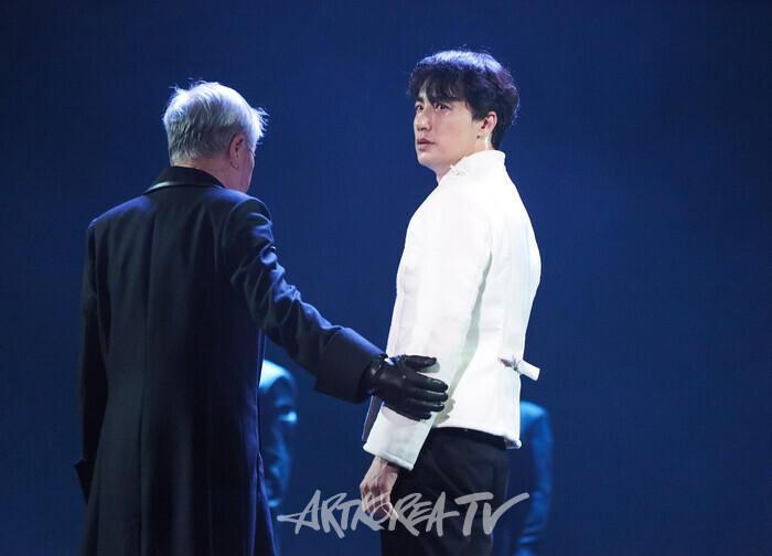 연극 '햄릿' 프레스콜(햄릿 역 이승주, 선왕 역 이호재). 2024.06.13 사진 ⓒ아트코리아방송 이용선 기자
