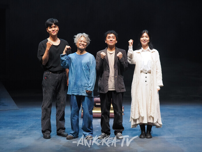 연극 '연안지대' 프레스콜(사진 왼쪽부터 김정 연출, 윤상화, 이승우, 최나라) 2024.06.14 사진 ⓒ아트코리아방송 이용선 기자