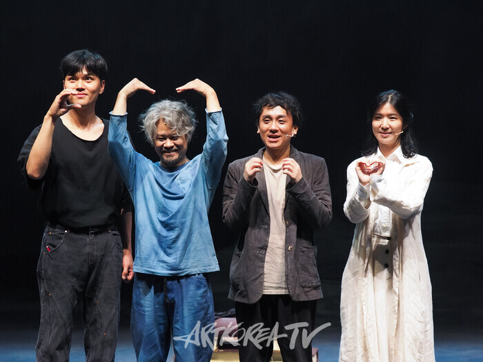 연극 '연안지대' 프레스콜(사진 왼쪽부터 김정 연출, 윤상화, 이승우, 최나라) 2024.06.14 사진 ⓒ아트코리아방송 이용선 기자