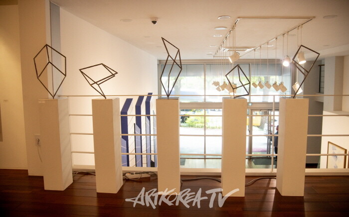 Distorted Cube Mobile 2021 