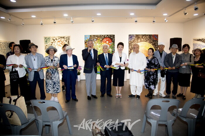 하정열 '우주화가' 30회 개인전 테이프 컷팅식