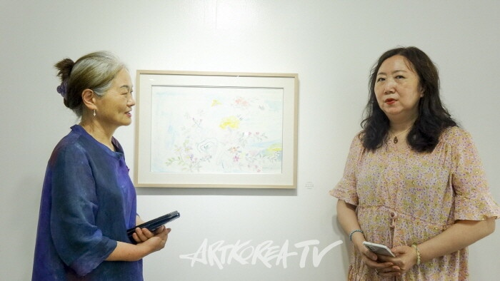 매강갤러리 김종숙 관장이 이방원 작가에게 질문하고 있다.   