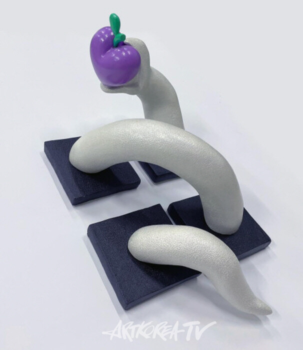 Eve’s love apple1, 캔버스에 FRP, 가변설치, 초원