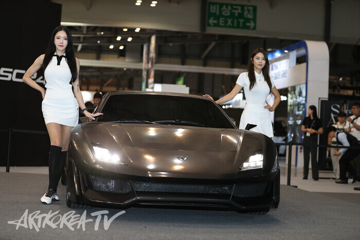 어울림 모터스 '스피라 크레지티 24'  좌측 레이싱모델 유리안 우측 레이싱모델 안나경