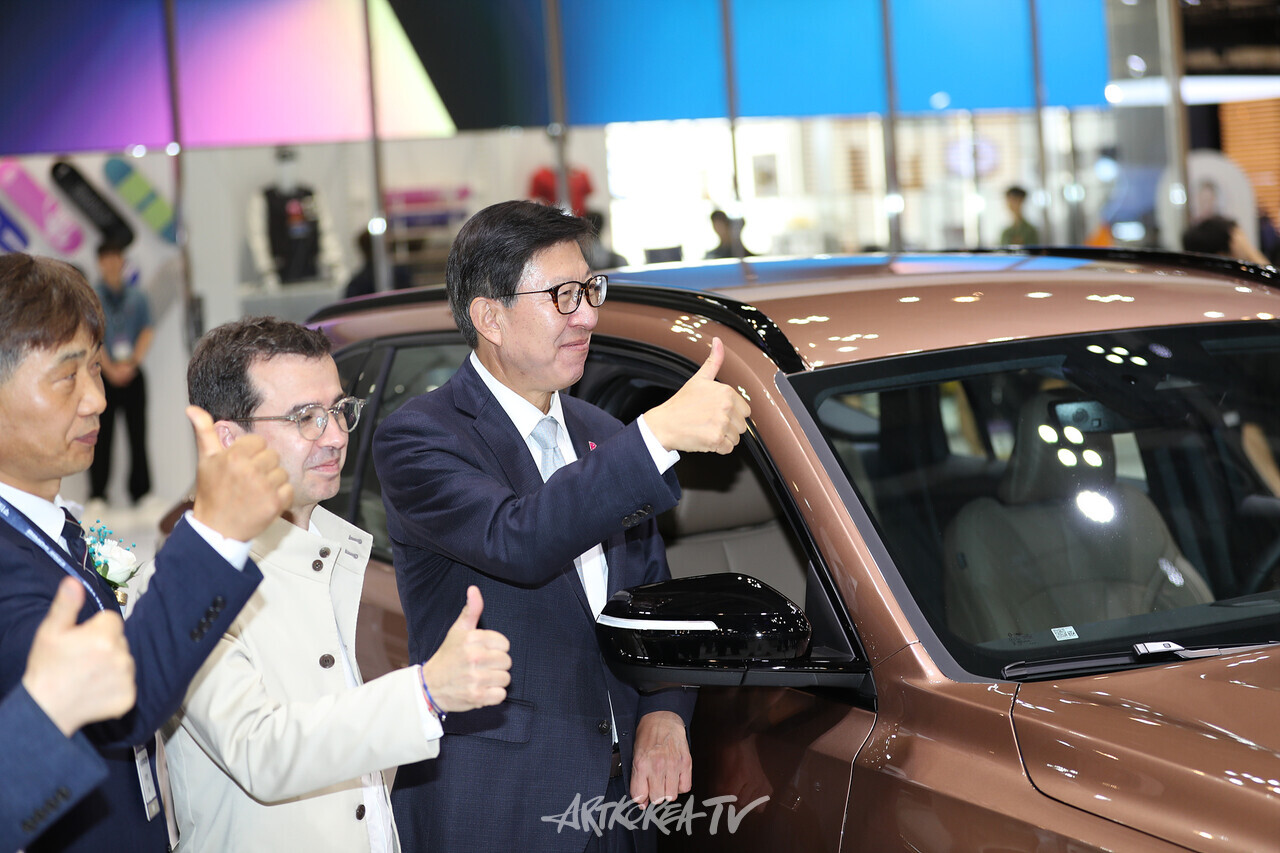 2024 부산모빌리티쇼 전시장을 둘러보는 박형준 부산시장