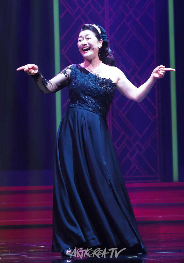 뮤지컬 '메노포즈' 커튼콜(웰빙 주부 역 유보영) 2024.06.28 사진 ⓒ아트코리아방송 이용선 기자