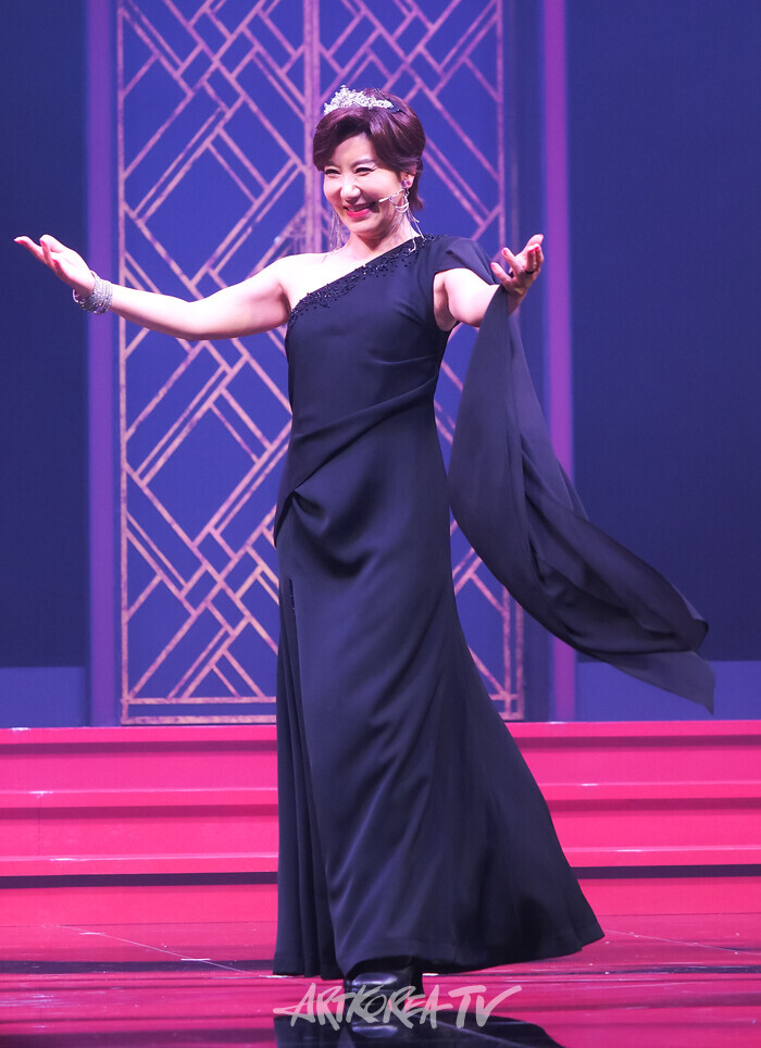 뮤지컬 '메노포즈' 커튼콜(전문직 여성 역 서지오) 2024.06.28 사진 ⓒ아트코리아방송 이용선 기자