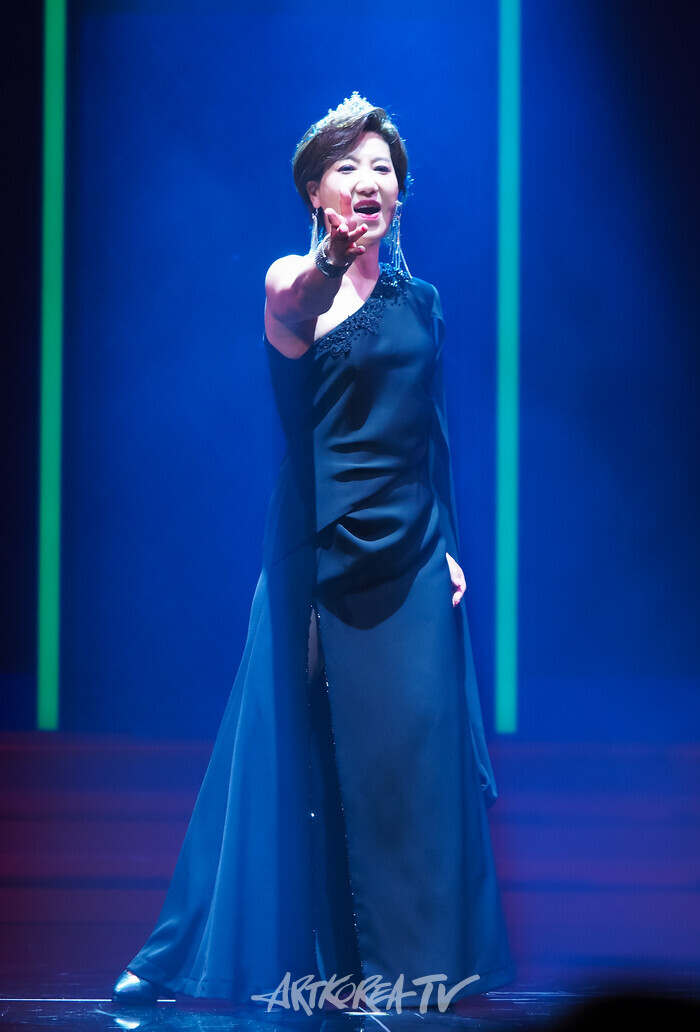 뮤지컬 '메노포즈' 커튼콜(전문직 여성 역 서지오) 2024.06.28 사진 ⓒ아트코리아방송 이용선 기자