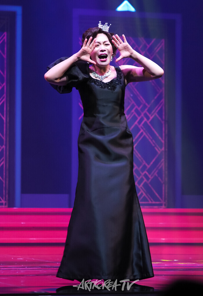 뮤지컬 '메노포즈' 커튼콜(전업주부 역 김현숙) 2024.06.28 사진 ⓒ아트코리아방송 이용선 기자