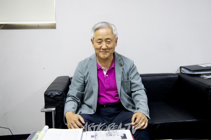 김달진미술자료박물관 관장이 제 54회 With Artists를 진행하고 있다.