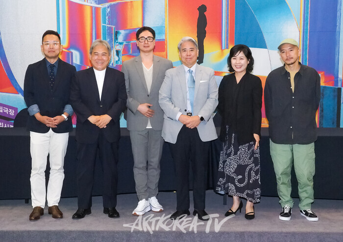 '2024~2025 국립극장 레퍼토리시즌' 기자간담회(사진 왼쪽부터 정세훈 AK인터렉티브 대표, 채치성 국립국악관현악단 예술감독 겸 단장, 김종덕 국립무용단 예술감독 겸 단장, 박인건 국립극장장, 유은선 국립창극단 예술감독 겸 단장, 신유청 연출) 2024.07.18 사진  ⓒ아트코리아방송 이용선 기자