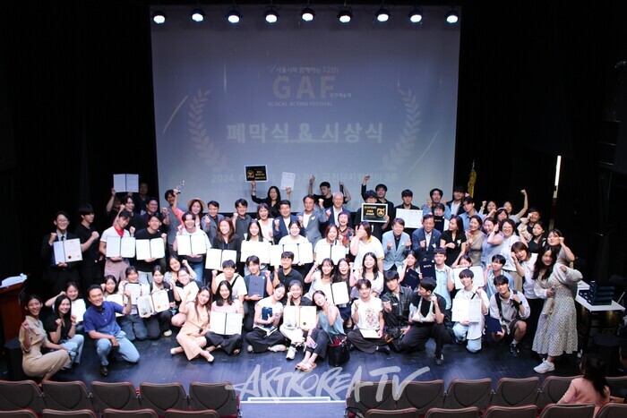 '제12회 GAF(Glocal Acting Fstival) 공연예술제’ 폐막식 단체 사진. 제공 바람엔터테인먼트