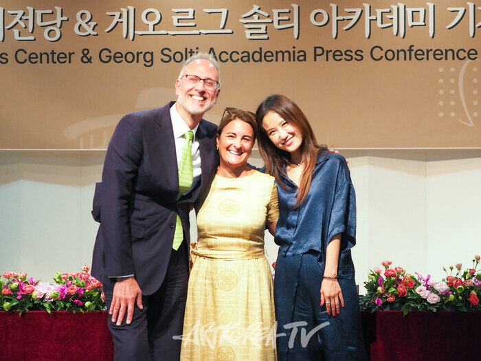 예술의전당 '보컬 마스터 시리즈' 게오르그 솔티 아카데미 기자간담회(사진 왼쪽부터 조나단 팝(Jonathan Papp) 게오르그 솔티 아카데미 예술감독, 캔디스 우드(Candice Wood) 게오르그 솔티 아카데미 대표, 소프라노 박혜상) 2024.07.30 사진 ⓒ아트코리아방송 이용선 기자​