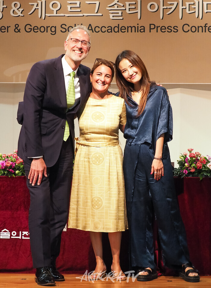 예술의전당 '보컬 마스터 시리즈' 게오르그 솔티 아카데미 기자간담회(사진 왼쪽부터 조나단 팝(Jonathan Papp) 게오르그 솔티 아카데미 예술감독, 캔디스 우드(Candice Wood) 게오르그 솔티 아카데미 대표, 소프라노 박혜상) 2024.07.30 사진 ⓒ아트코리아방송 이용선 기자​