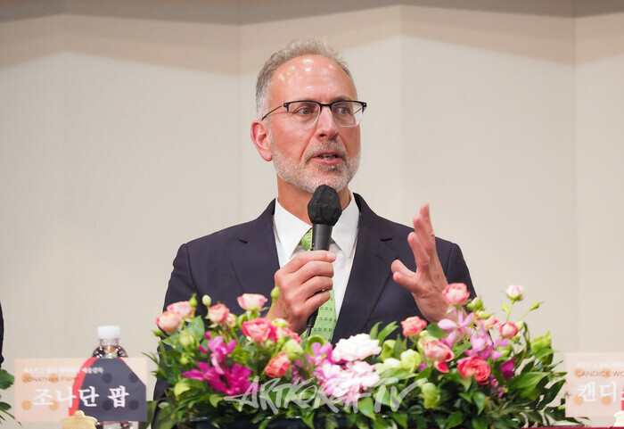 예술의전당  게오르그 솔티 아카데미 기자간담회(사진 왼쪽부터 조나단 팝(Jonathan Papp) 게오르그 솔티 아카데미 예술감독, 캔디스 우드(Candice Wood) 게오르그 솔티 아카데미 대표, 소프라노 박혜상) 2024.07.30 사진 ⓒ아트코리아방송 이용선 기자​