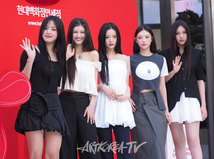 뉴진스 현대백화점면세점 동대문점 '에브리데이 현데이'(EVERYDAY HYUNDAY) 기념 포토월 행사(사진 왼쪽부터 민지-다니엘-하니-해린-혜인) 2024.08.01 사진 ⓒ아트코리아방송 이용선 기자​