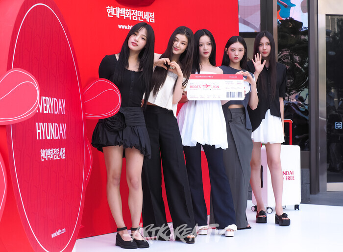뉴진스 현대백화점면세점 동대문점 '에브리데이 현데이'(EVERYDAY HYUNDAY) 기념 포토월 행사(사진 왼쪽부터 민지-다니엘-하니-해린-혜인) 2024.08.01 사진 ⓒ아트코리아방송 이용선 기자​