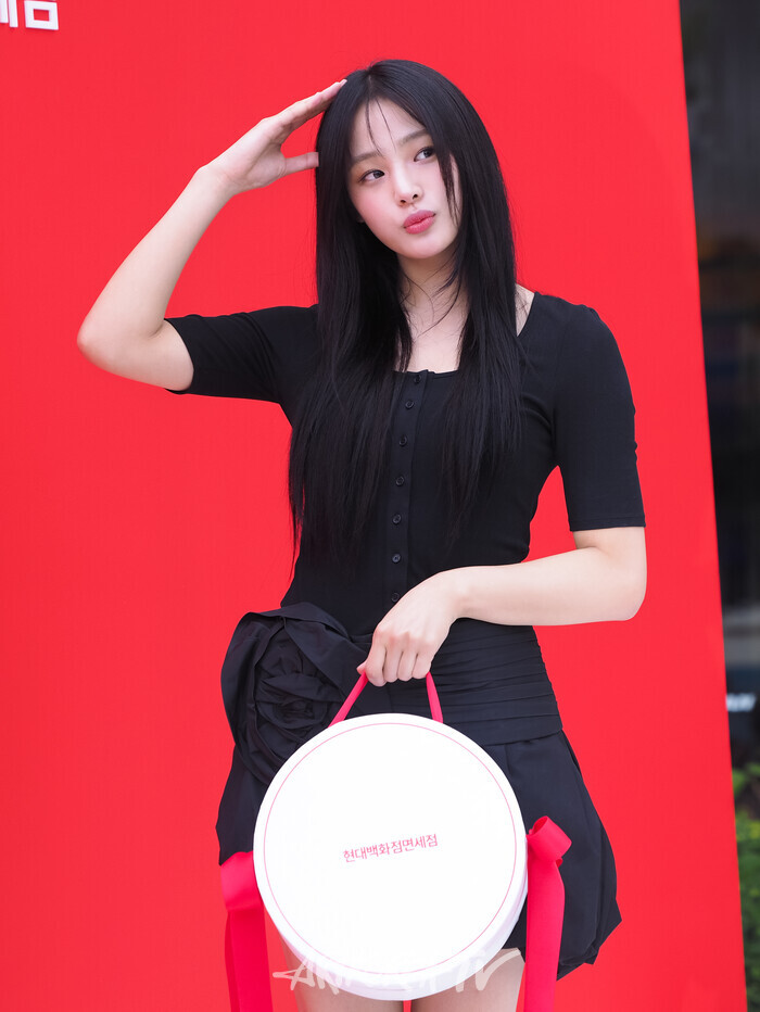 현대백화점면세점 동대문점 '에브리데이 현데이'(EVERYDAY HYUNDAY) 기념 포토월 행사(뉴진스 민지) 2024.08.01 사진 ⓒ아트코리아방송 이용선 기자​