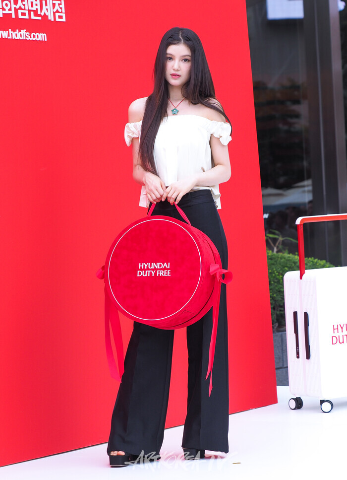 현대백화점면세점 동대문점 '에브리데이 현데이'(EVERYDAY HYUNDAY) 기념 포토월 행사(뉴진스 다니엘) 2024.08.01 사진 ⓒ아트코리아방송 이용선 기자​