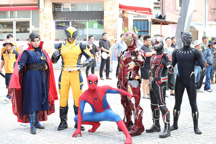 8월2일 코스프레 대회 참가자들의 사진촬영