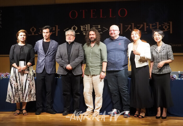 오페라 '오텔로' 기자간담회(사진 왼쪽부터 흐라추히 바센츠, 이용훈, 카를로 리치, 테오도르 일린카이, 니콜로즈 라그빌라바, 홍주영, 서고우니 공연예술부장) 2024.08.05 사진 ⓒ아트코리아방송 이용선 기자​