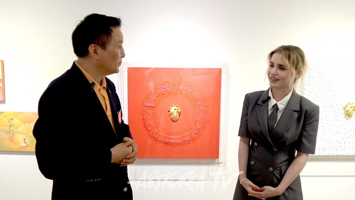 김종근 미술평론가가 이예나 작가에게 질문하고 있다.